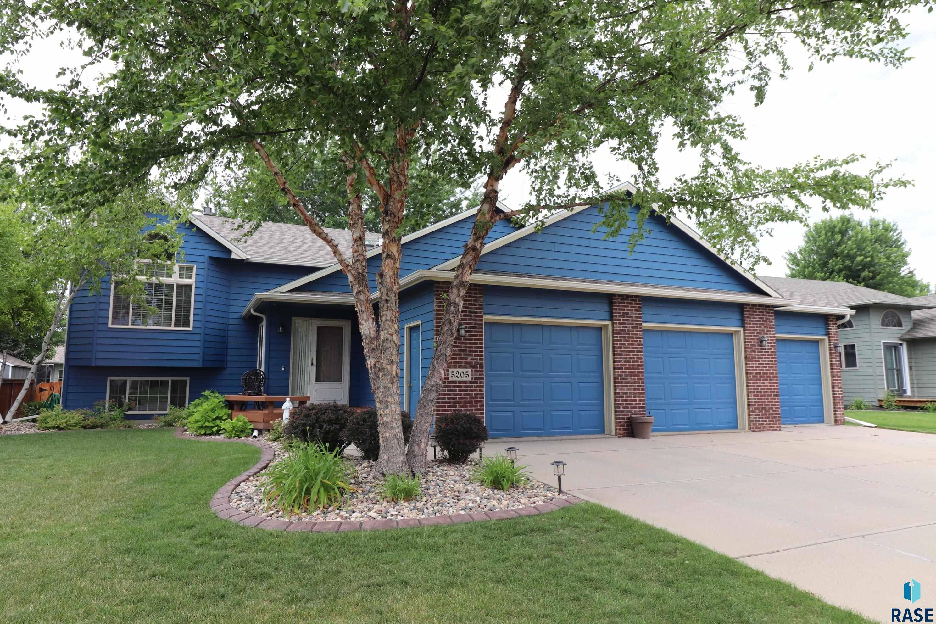 5205 S Birchwood Ave, Sioux Falls, SD 57108