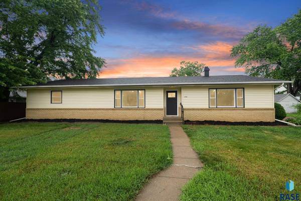 206 W Hemlock St, Beresford, SD 57004