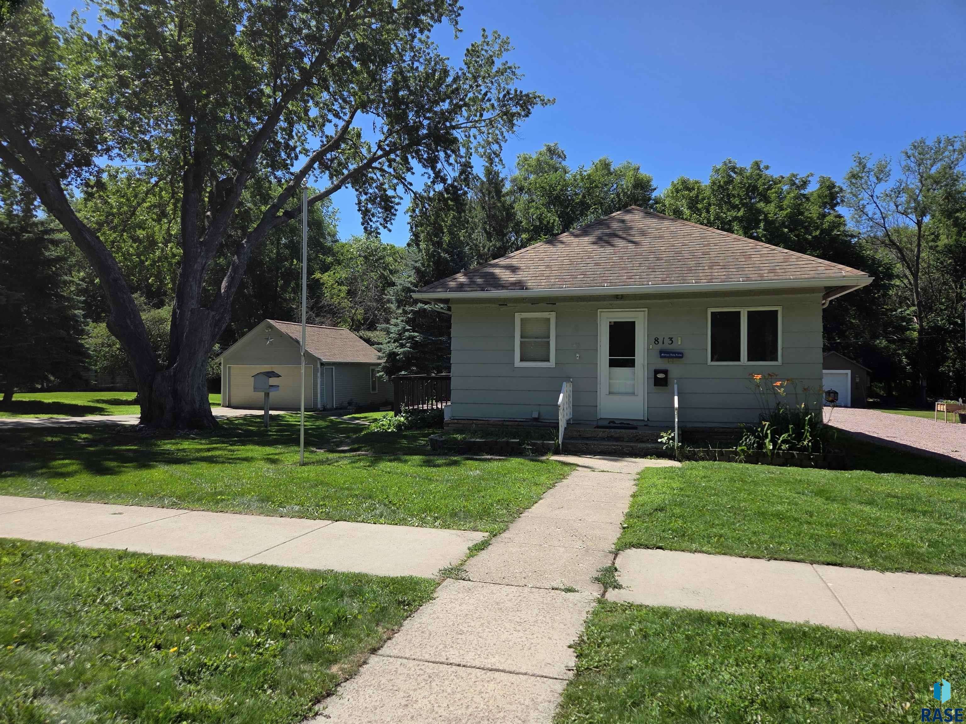 813 E Center St, Madison, SD 57042