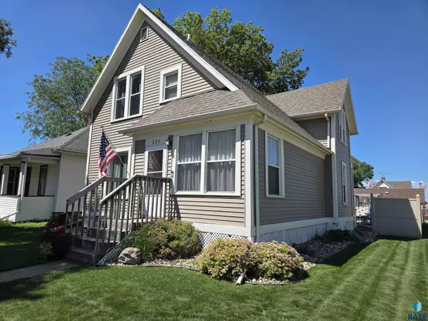 221 N Lee Ave, Madison, SD 57042