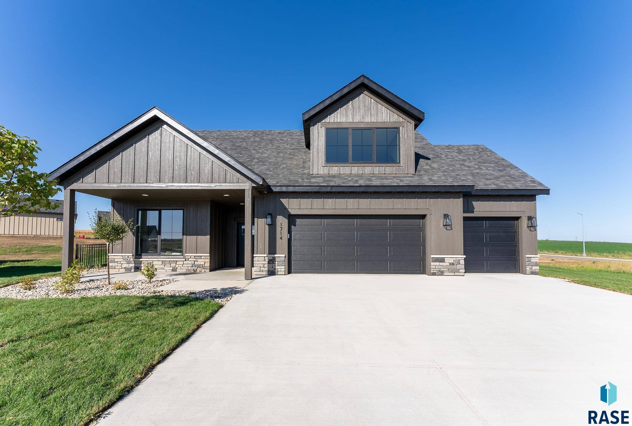 1714 N Medallion Cir, Sioux Falls, SD 57110