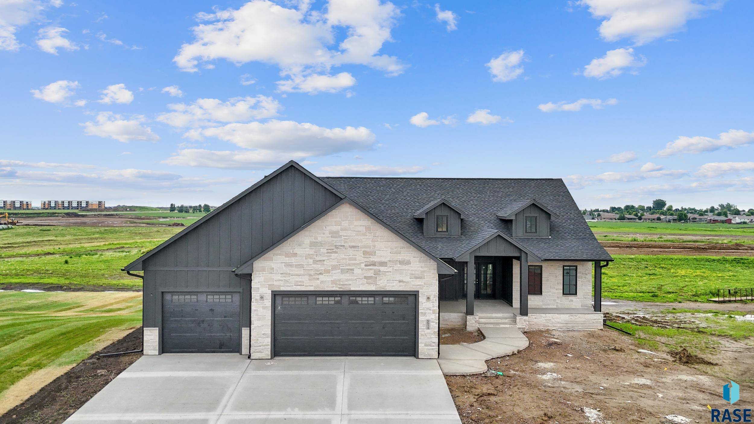 5513 E Morningside Cir, Sioux Falls, SD 57110
