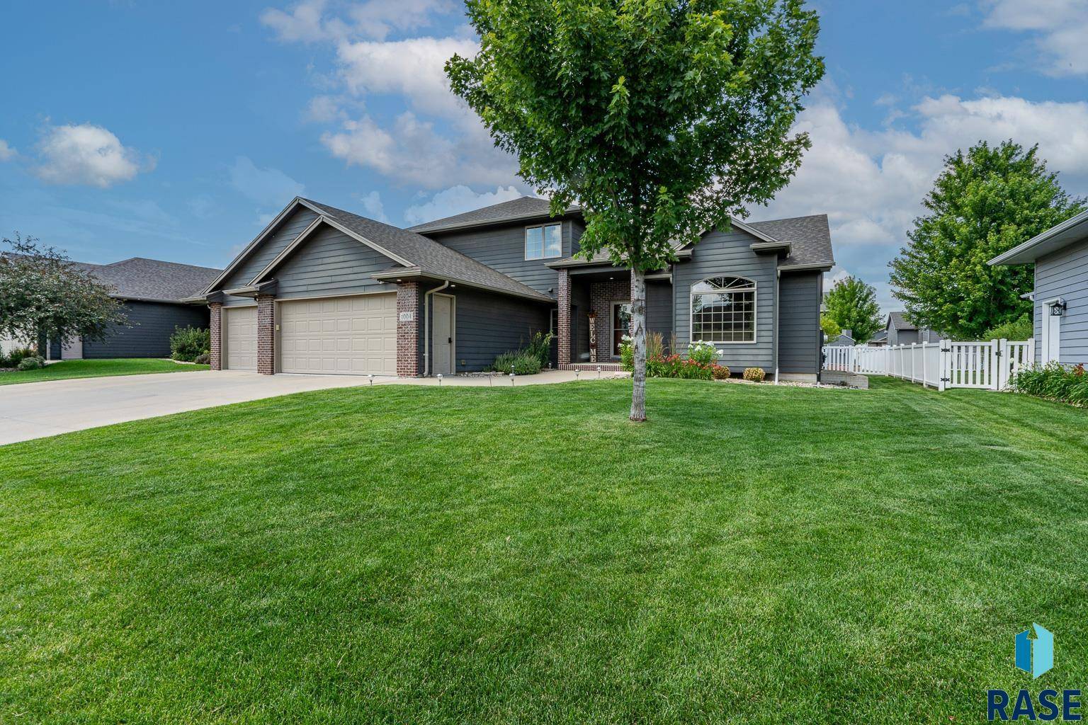 1004 W Whispering St, Sioux Falls, SD 57108