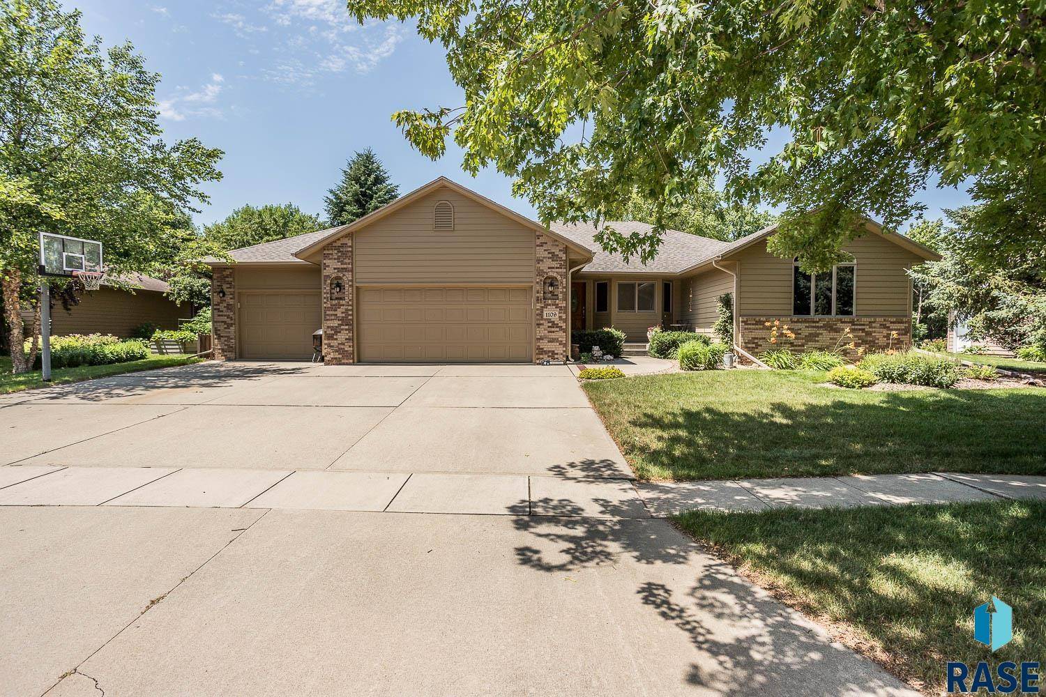 1109 S Parkview Blvd, Brandon, SD 57005