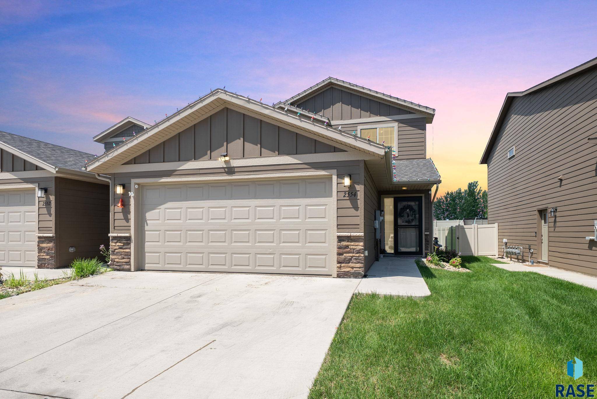 2554 E Meadowside Pl, Sioux Falls, SD 57108
