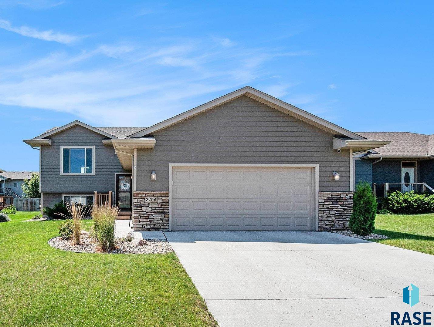 3209 E Brewster St, Sioux Falls, SD 57108-8315