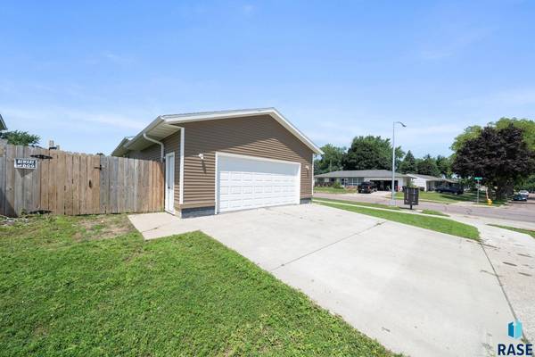 3305 E 13th St, Sioux Falls, SD 57103