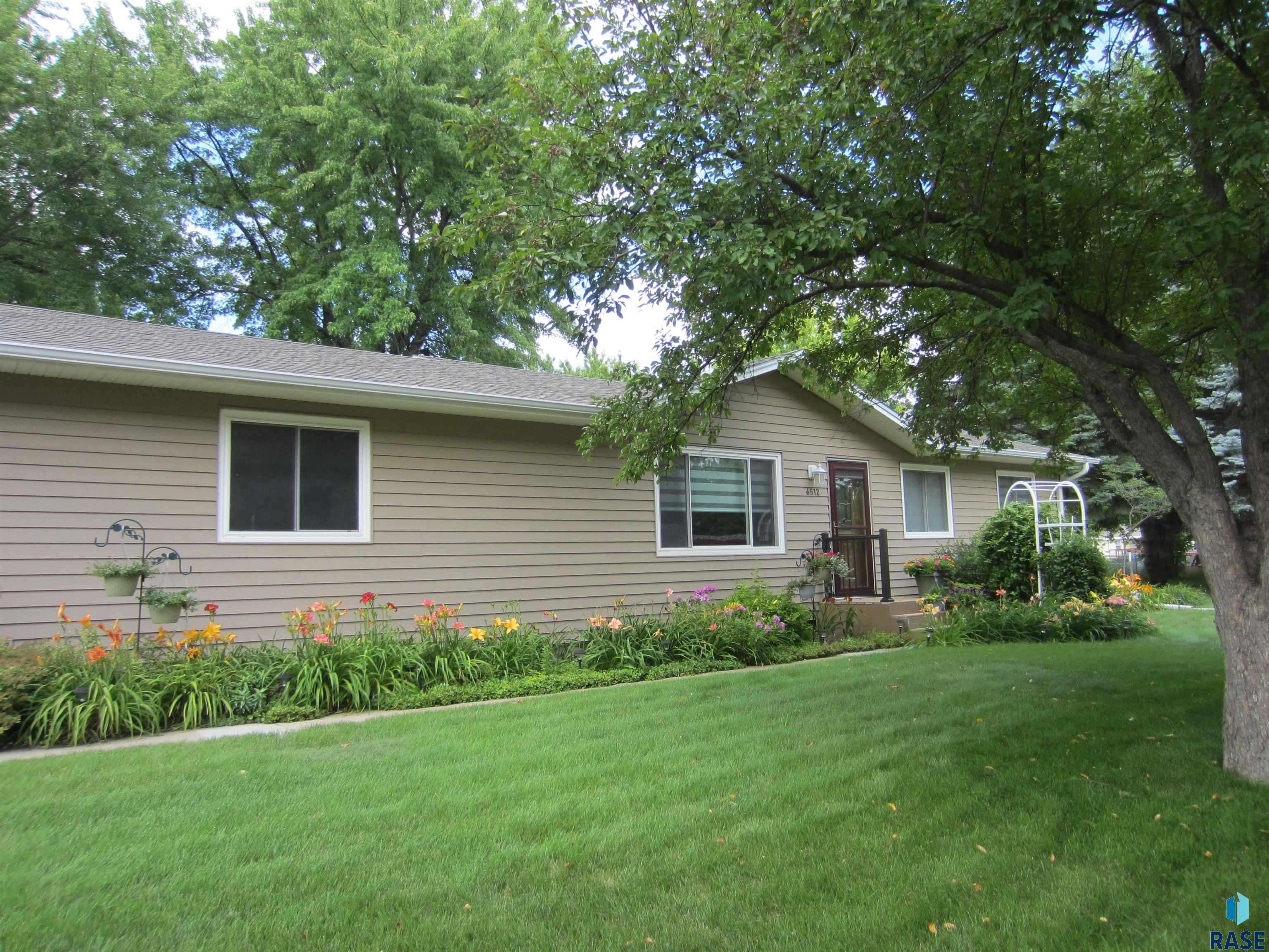 6512 W Essex Dr, Sioux Falls, SD 57106