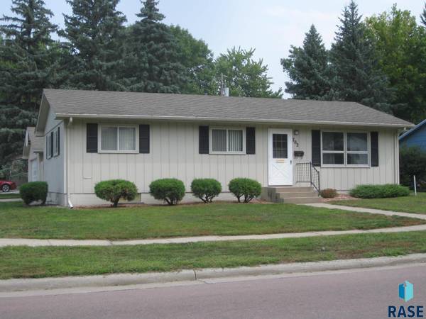 702 E 10th St, Dell Rapids, SD 57022