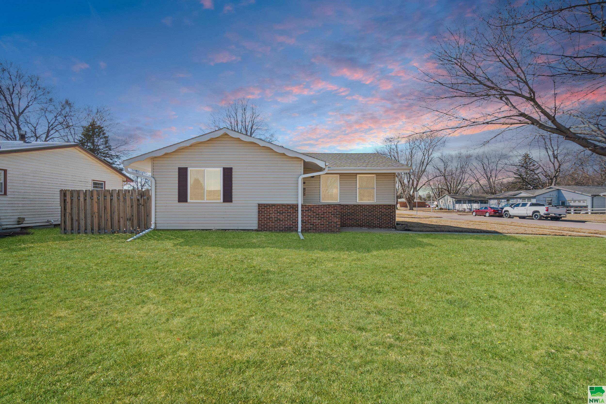 945 Sunset Dr, Vermillion, SD 57069