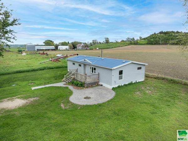 30596 CO HWY E 16, Ticonic, IA 51010