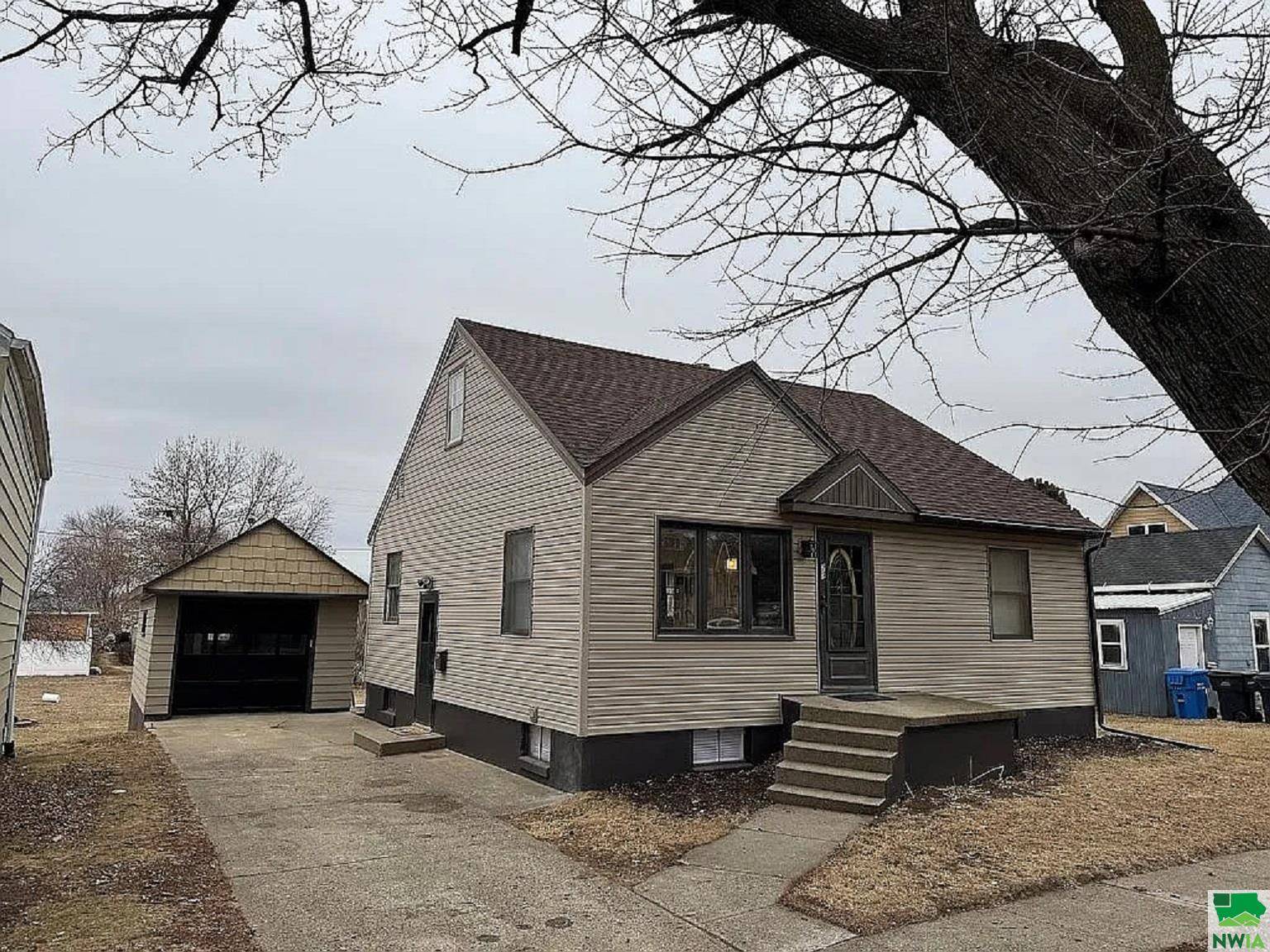 27 4th Avenue NE, Lemars, IA 51031