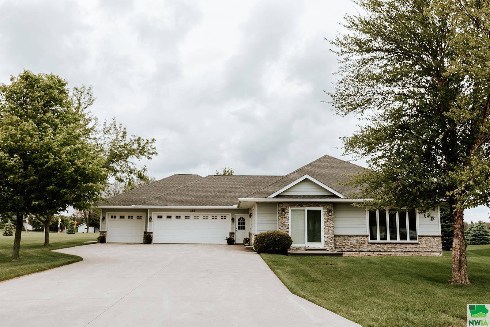 358 Sawgrass Trail, Sioux Center, IA 51250