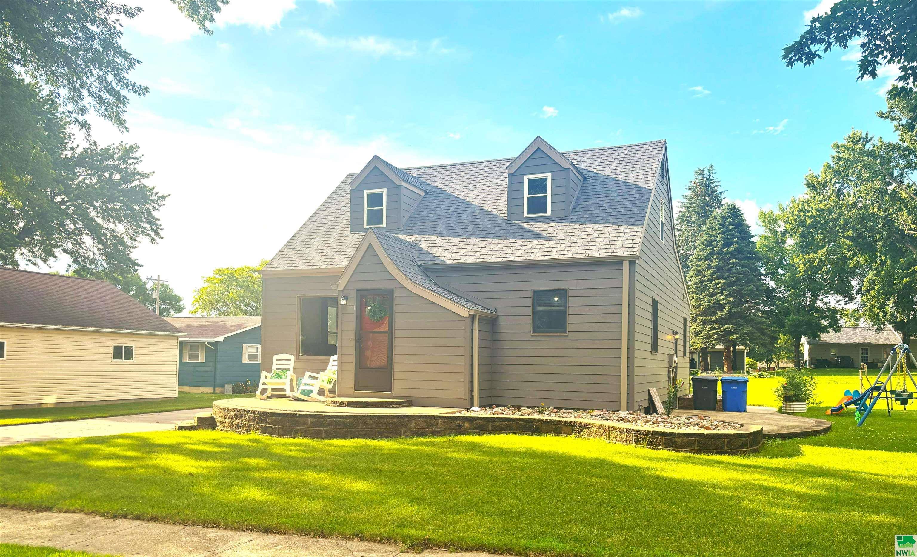 1313 4th Street, Hull, IA 51239