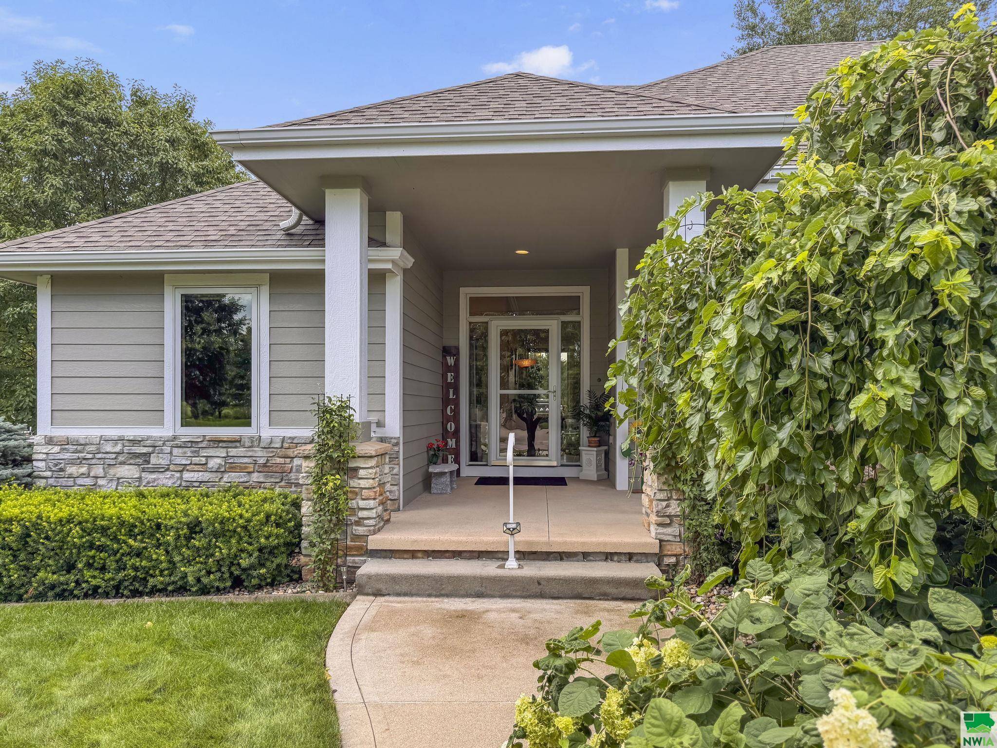 242 E SAWGRASS TRL, Dakota Dunes, SD 57049