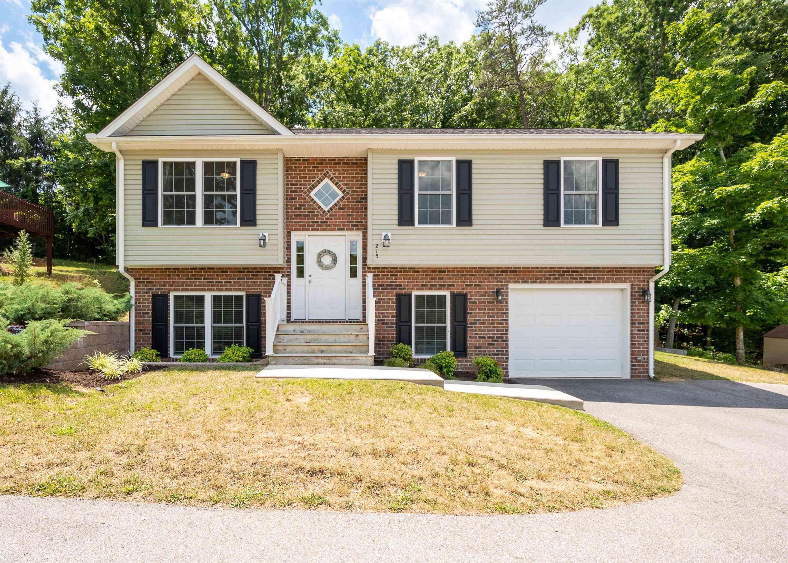 215 JOHN LEMLEY LN, Christiansburg, VA 24073