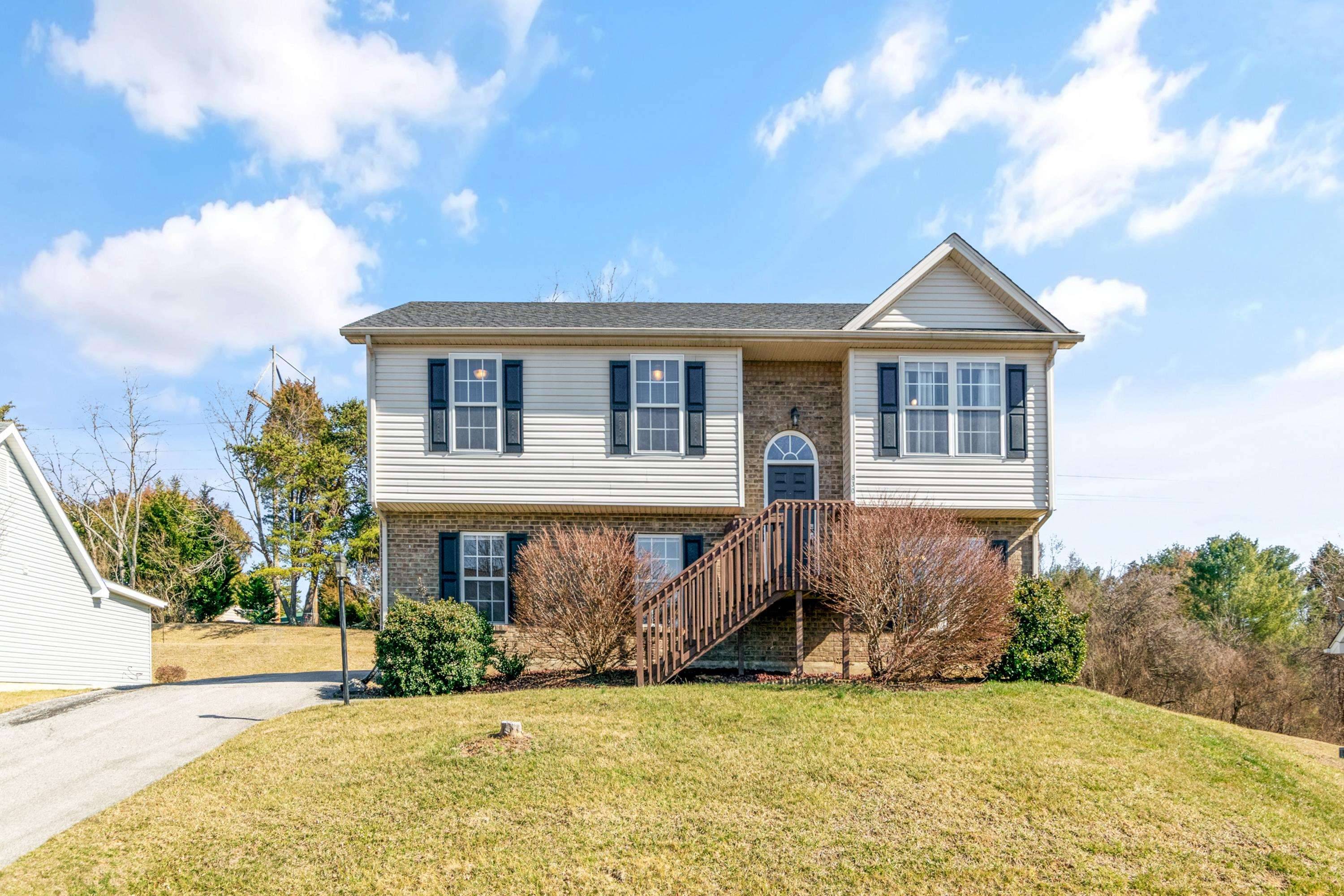 830 New Village Drive NW, Christiansburg, VA 24073