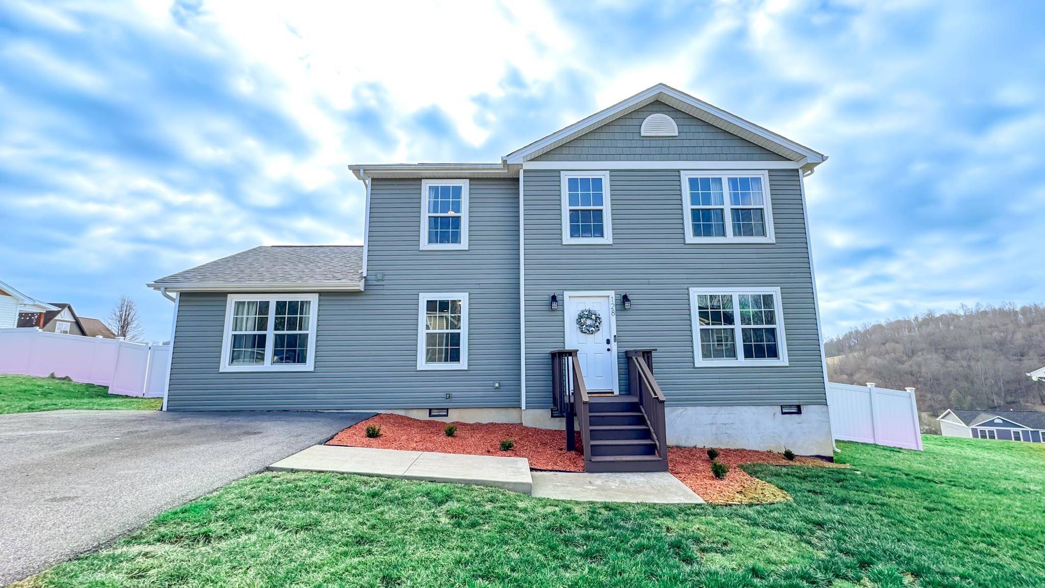 128 PRAIRIE VIEW LN, Pembroke, VA 24136