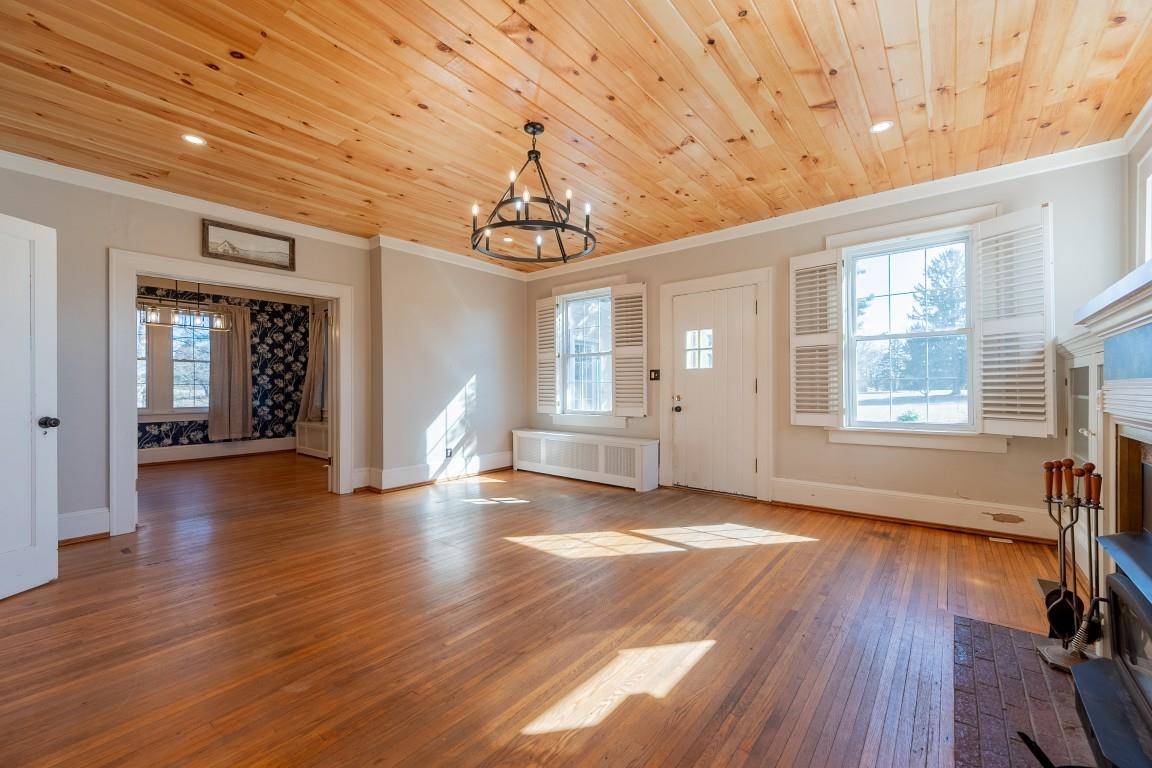 Pulaski, VA 24301,2111 PLEASANT HILL DR