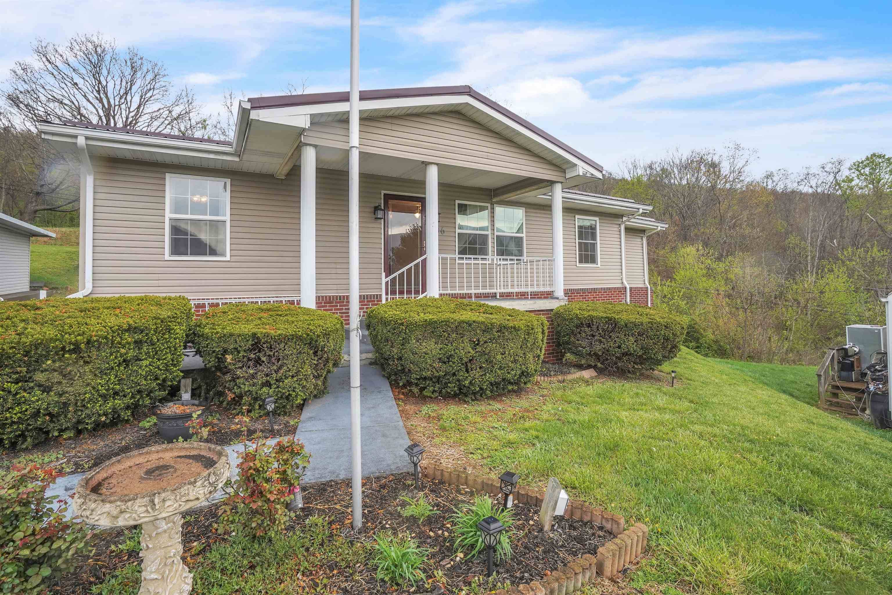 606 Hopkins ST, Narrows, VA 24124