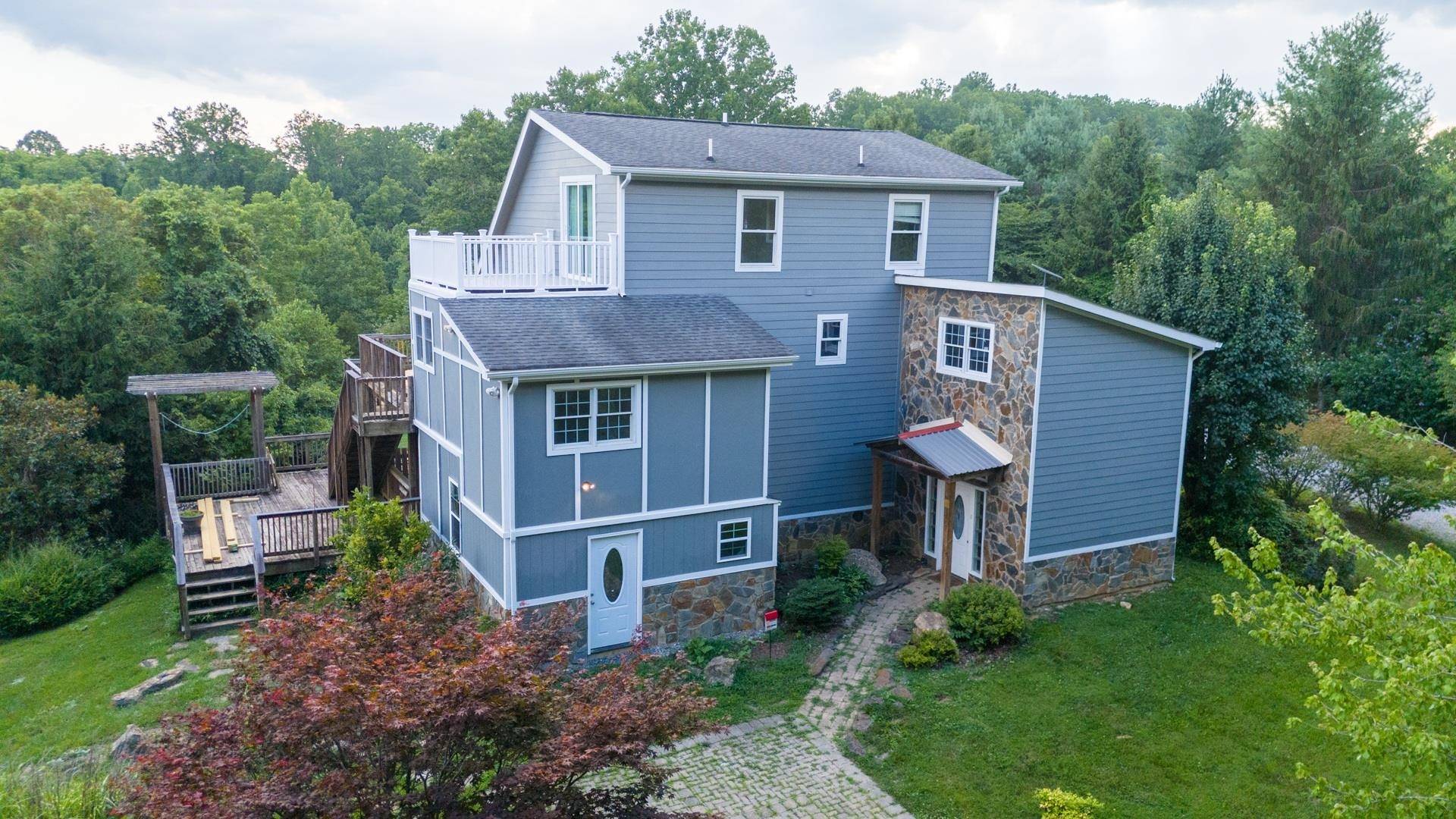 440 Aurora LN, Christiansburg, VA 24073