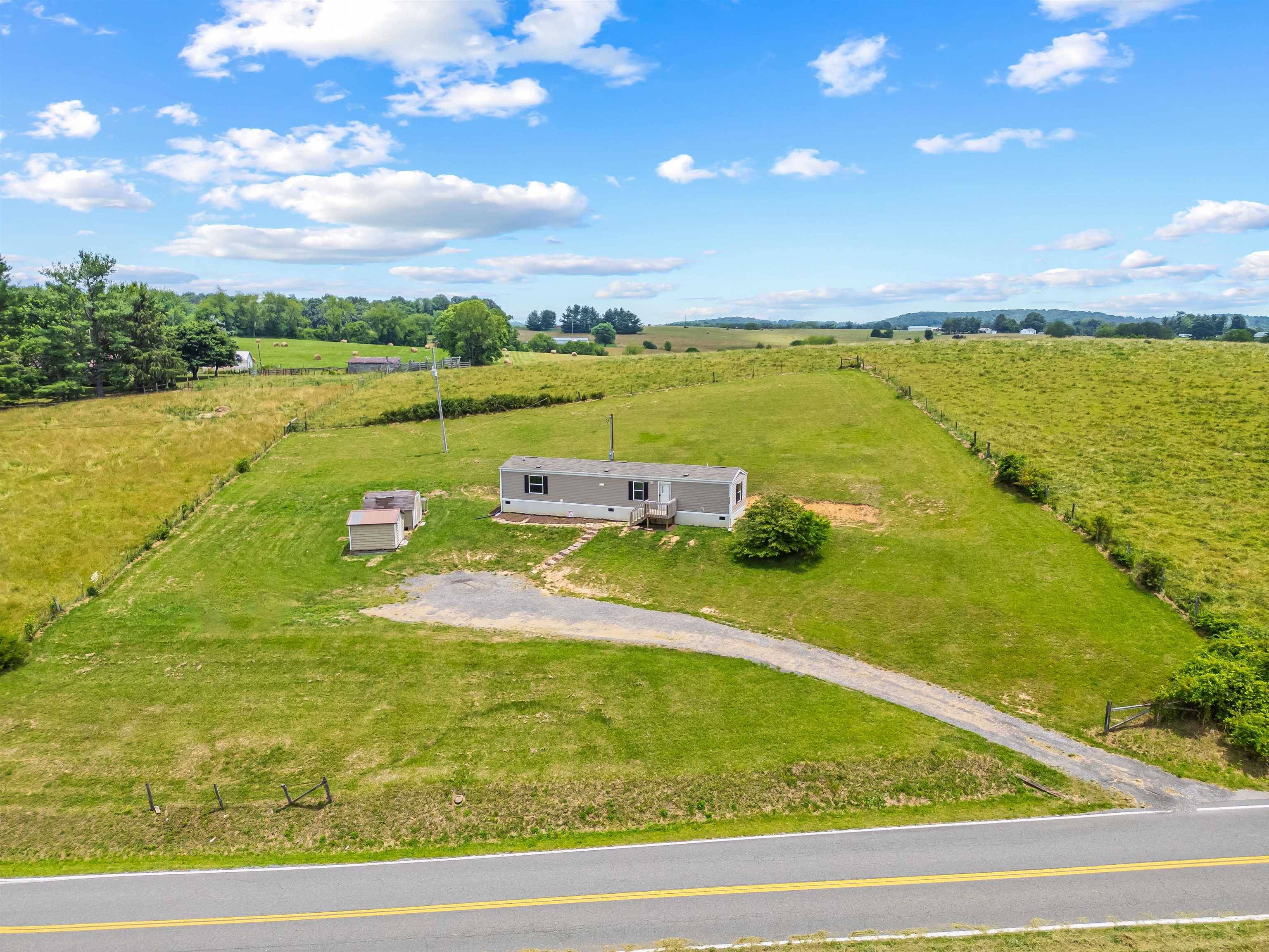 5508 Thornspring RD, Pulaski, VA 24301