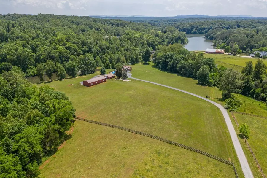 450 Holyfield LN, Moneta, VA 24121