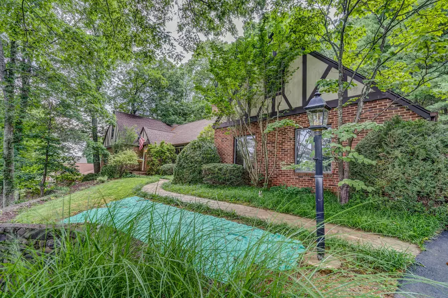 1388 Chestnut Mountain DR, Vinton, VA 24179