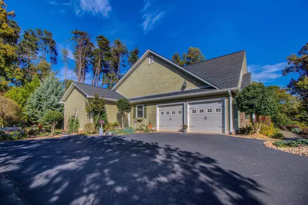 Moneta, VA 24121,583 Calypso RD