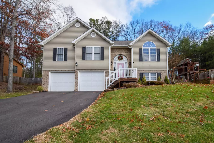 532 Scalybark DR, Blue Ridge, VA 24064