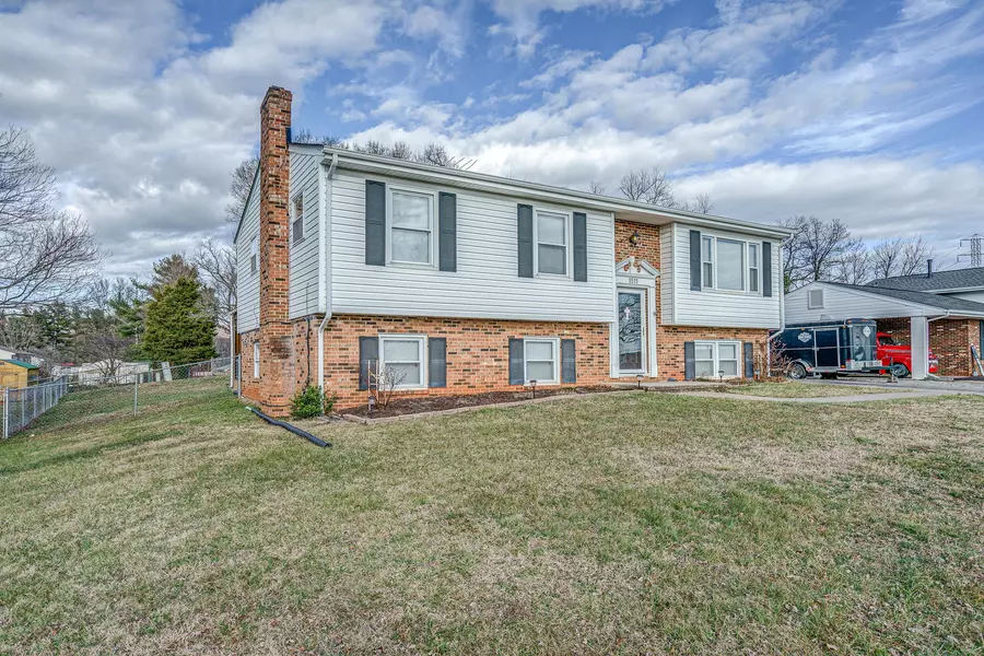 1511 Muse DR, Vinton, VA 24179