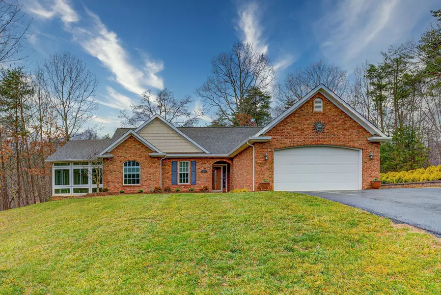 1111 Jewel TRL, Moneta, VA 24121