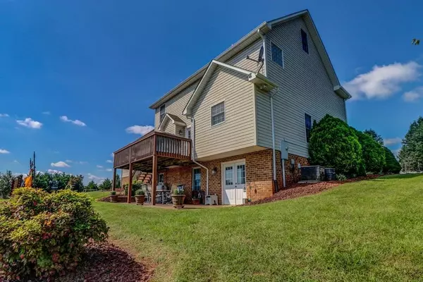 Bedford, VA 24523,1087 Lake Front CT