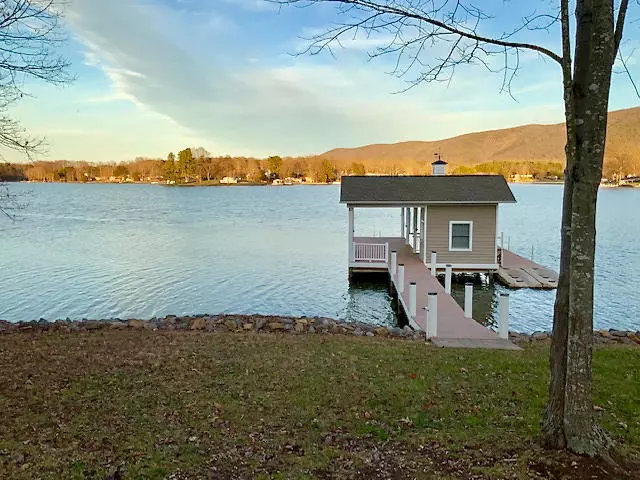 53 Bay View CIR, Penhook, VA 24137