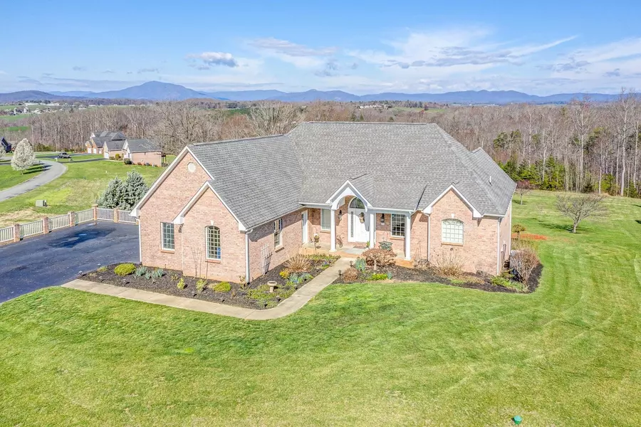 378 Freedom LN, Wirtz, VA 24184