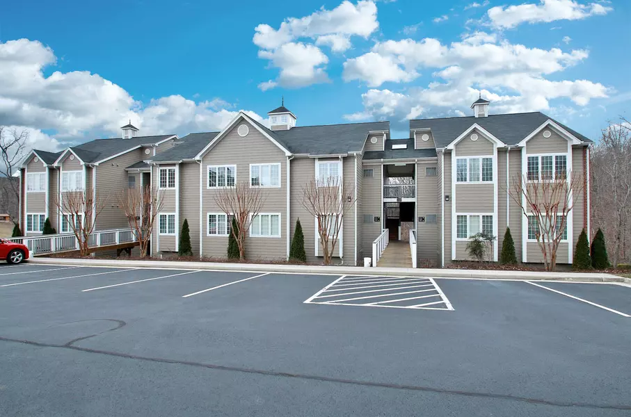 300 S Pointe Shore DR #403, Moneta, VA 24121