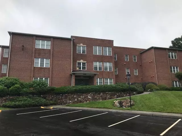 3060 McVitty Forest DR #105, Roanoke, VA 24018