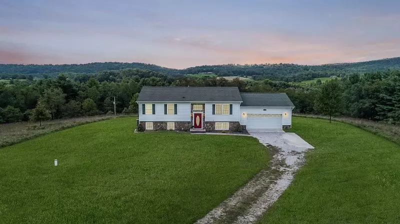 205 Oak Creek LN, Pilot, VA 24138