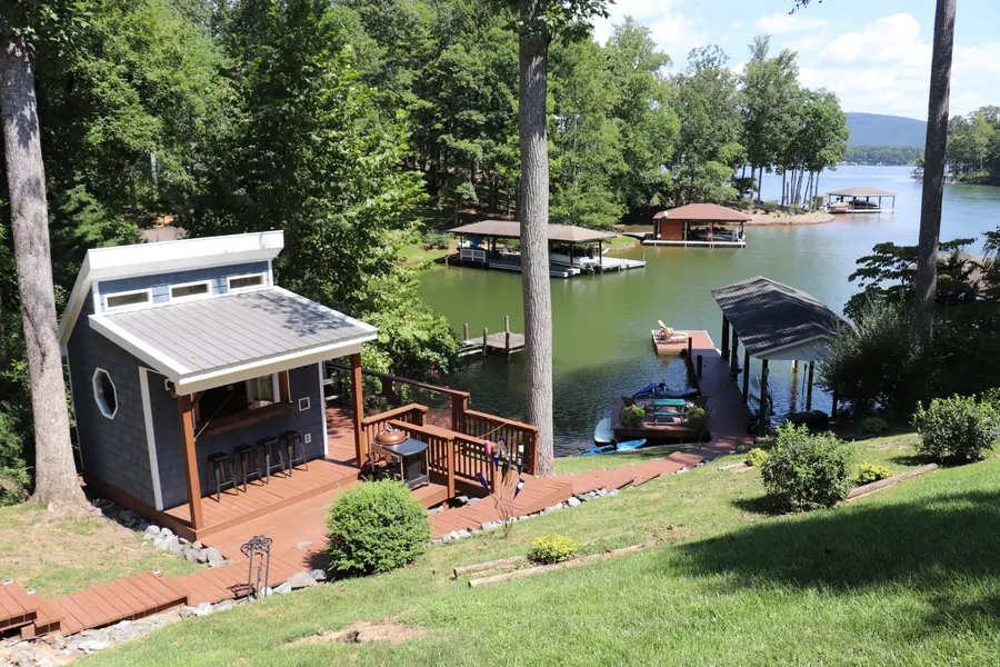 16372 SMITH MOUNTAIN LAKE PKWY, Huddleston, VA 24104