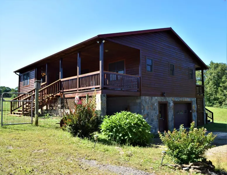 1745 Hunters Ridge RD, Hillsville, VA 24343