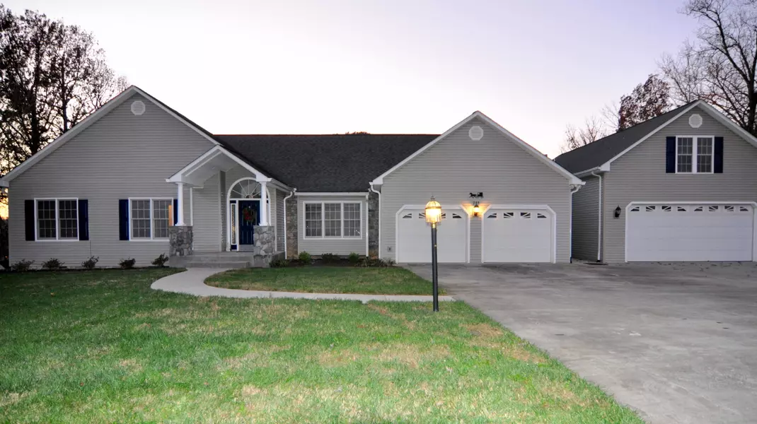 275 Autumnwood LN, Troutville, VA 24175