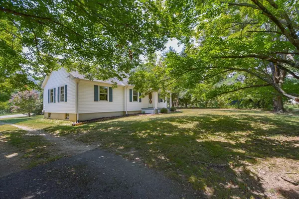 Elliston, VA 24087,9952 Roanoke RD