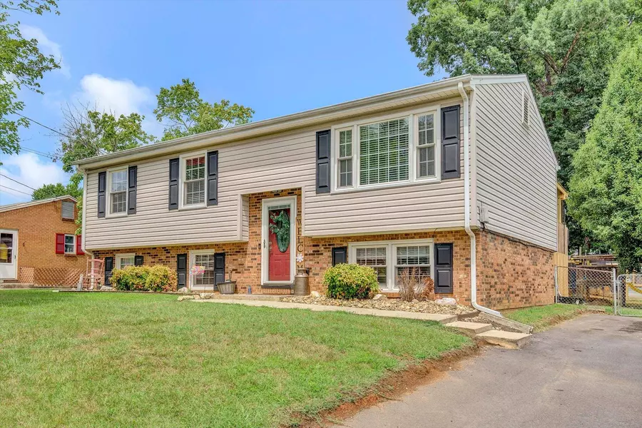 1422 Freeborn CIR, Roanoke, VA 24014