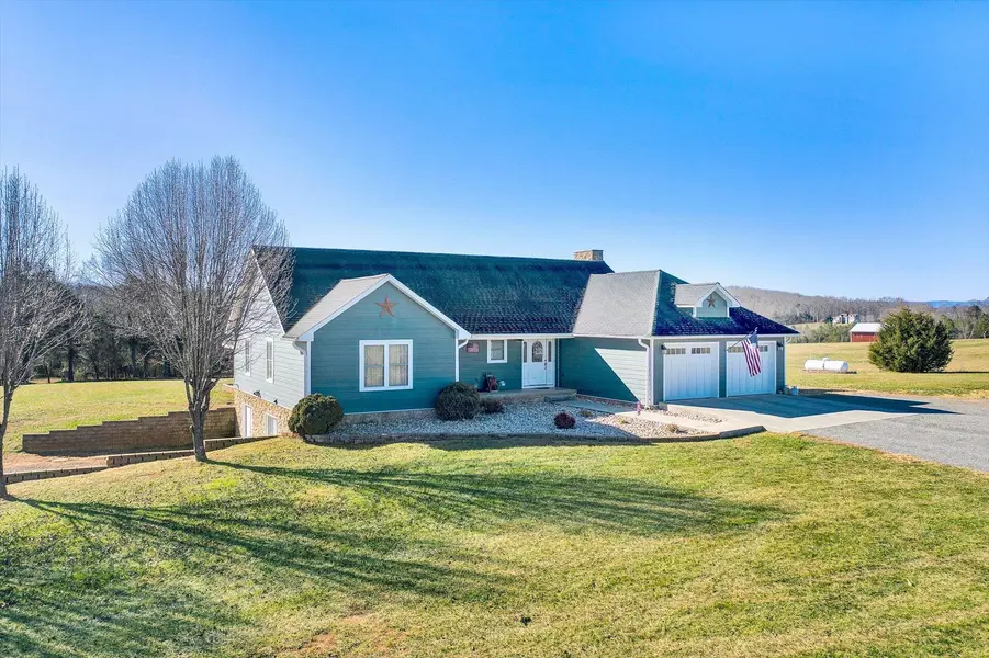 200 WATERFRONT RD, Glade Hill, VA 24092