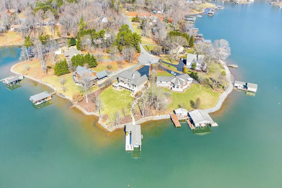 317 Cove Point TRL, Moneta, VA 24121