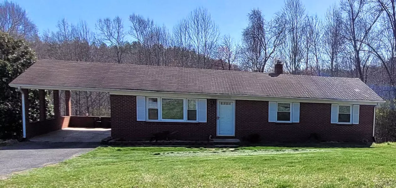 5248 Smith Mountain Lake PKWY, Huddleston, VA 24104