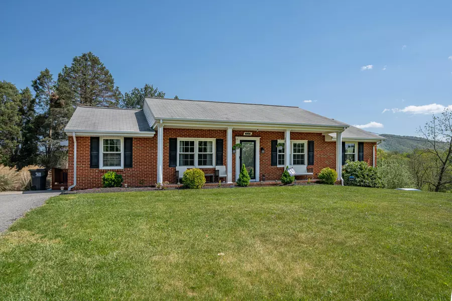 300 Knollwood DR, Troutville, VA 24175