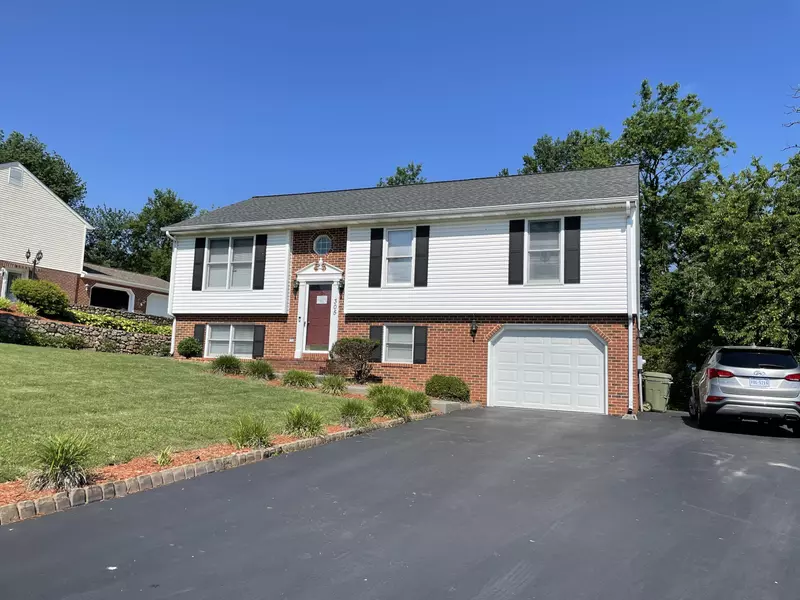 305 Brittany LN, Salem, VA 24153