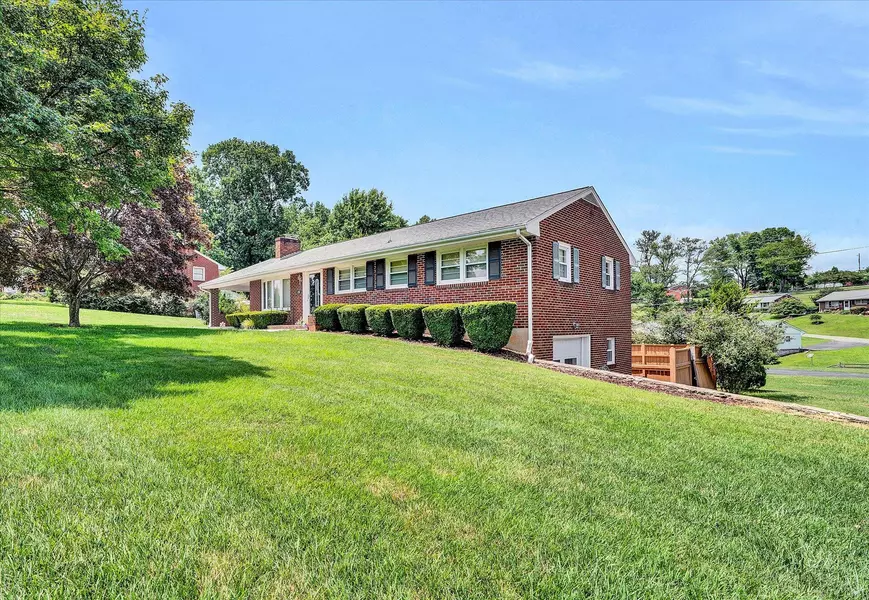 231 Woodmere DR, Vinton, VA 24179