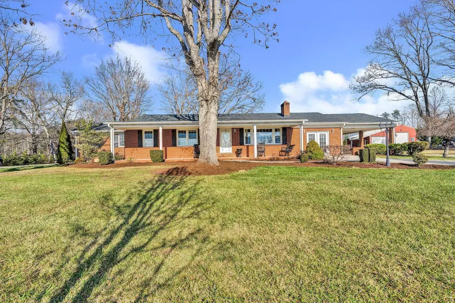 2009 SMITH MOUNTAIN LAKE PKWY, Huddleston, VA 24104